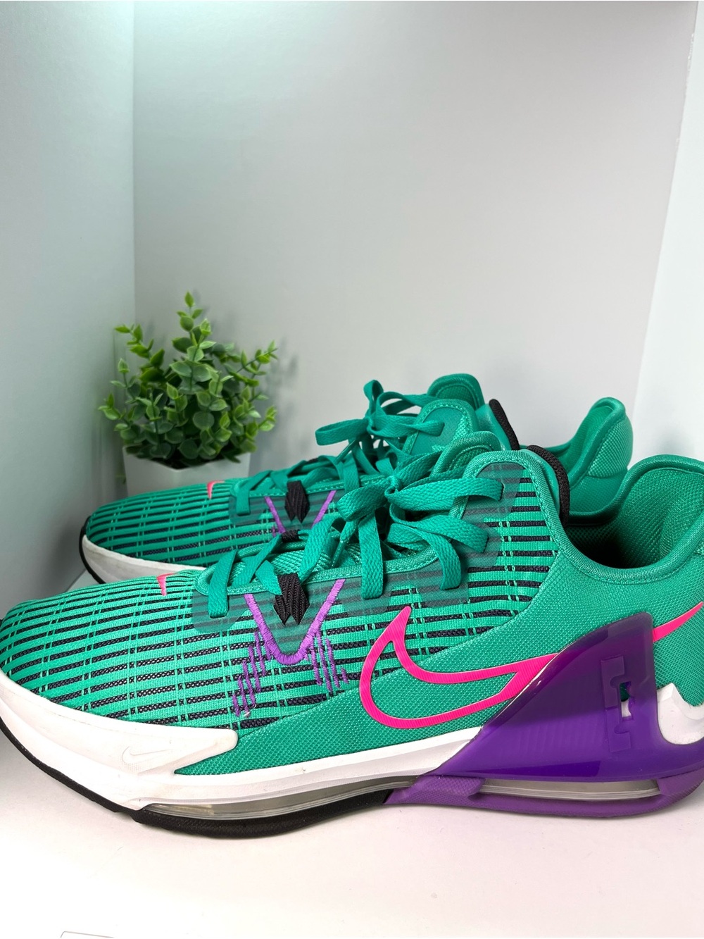 Nike LeBron Witness 8 CZ4052-300 Men’s Size 13 Green Purple Pink Basketball